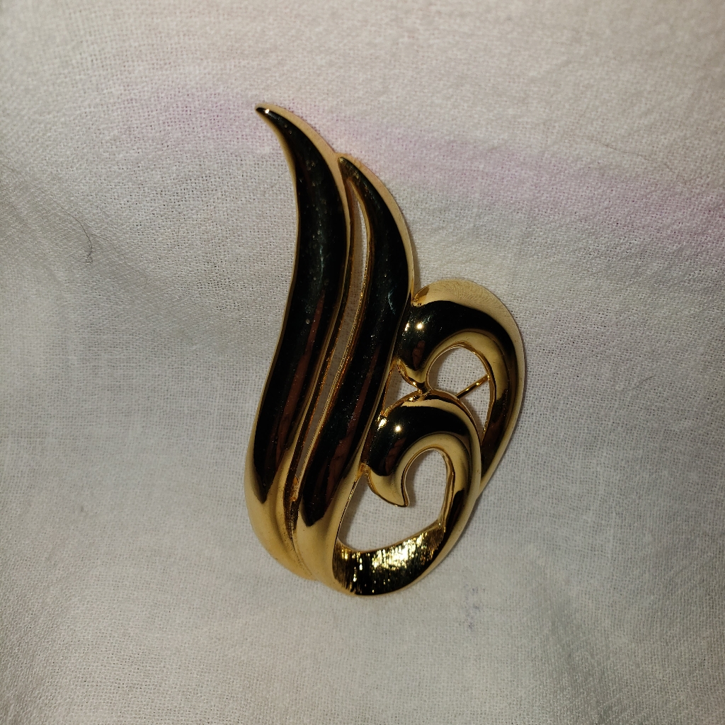 Beautiful Vintage Casual Corner Goldtone Swirl Brooch Or Pin